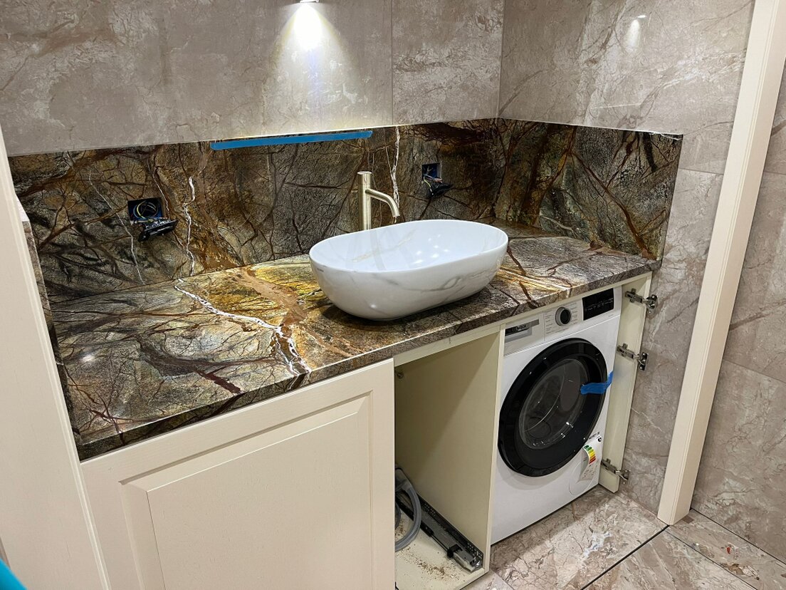 Top lavabo in marmo con finitura lucida