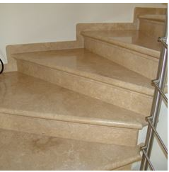 Scala interna in marmo Botticino con bordo toro e scanalature antiscivolo