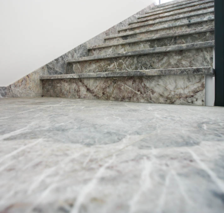 Scala esterna in pietra/marmo grigio con finitura fiammata antiscivolo