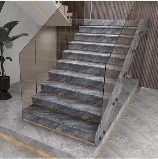 Scala elicoidale in marmo grigio con pedate sagomate