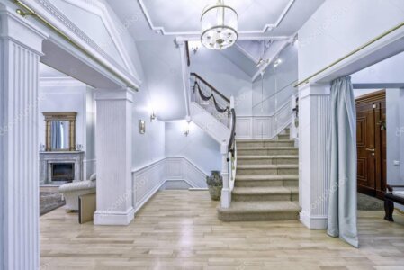 Ambiente interno con rivestimenti e dettagli in marmo